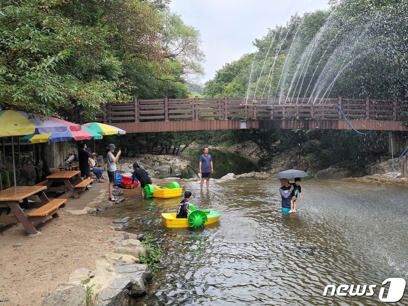 8월 마지막 주말 충남 서산 용현계곡을 찾은 가족단위 나들이객들이 주말을 만끽하고 있다./뉴스1 김태완 기자