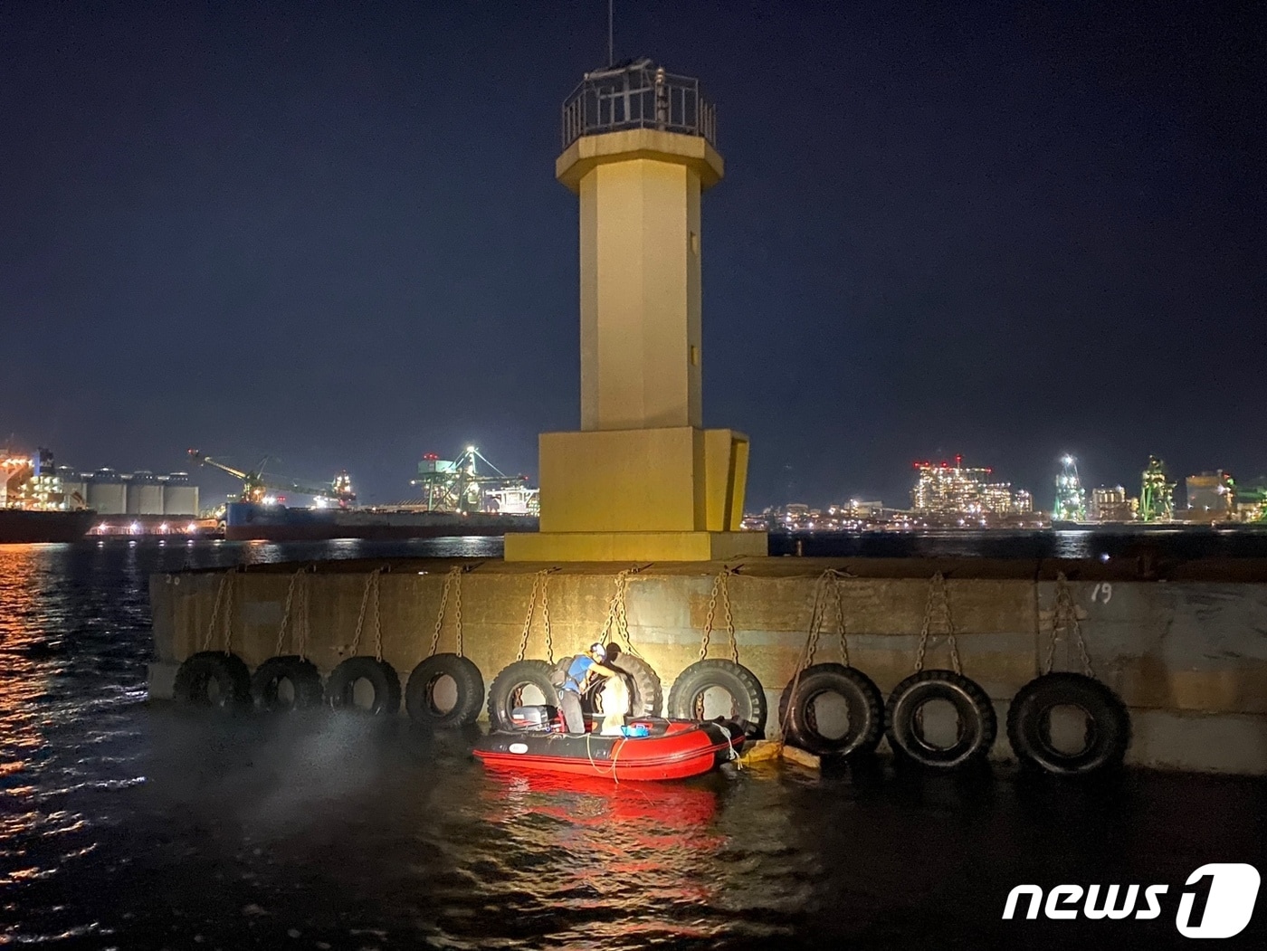 경북 포항해양경찰서는 26일 항만시설에 무단으로 들어가 수산물을 불법으로 포획·채취한 혐의(국제항해선박 및 항만시설의 보안에 관한 법률 및 항만법 위반 등)로 A씨(40대)를 검거했다고 밝혔다. 사진은 A씨가 항만으로 타고 들어간 보트. (포항해경 제공)/뉴스1