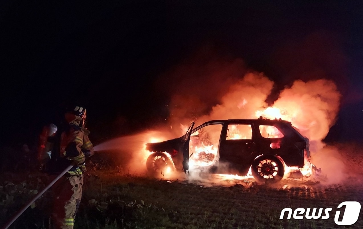 28일 오전 3시48분께 전북 정읍시 부전동의 한 공영주차장에 주차돼 있던 스포츠유틸리티차&#40;SUV&#41;에서 불이 났다.&#40;전북소방본부 제공&#41;2023.8.28/뉴스1