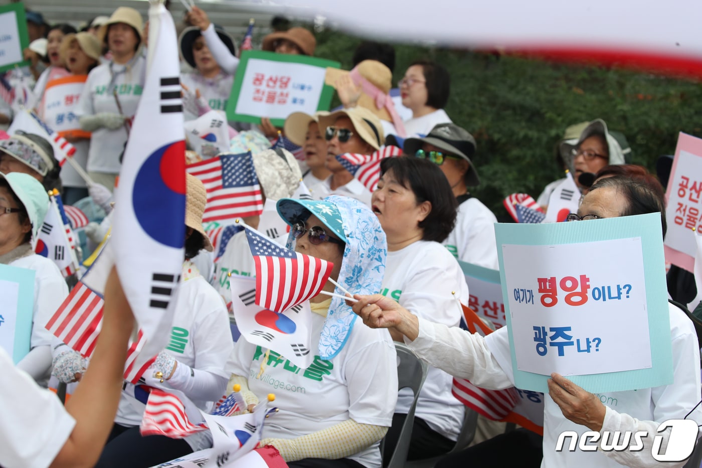 극우정당인 자유통일당과 보수단체 회원들이 28일 광주 남구 양림동 정율성 거리 흉상 앞에서 정율성 기념사업 철회를 요구하며 집회를 하고 있다.2023.8.28/뉴스1 ⓒ News1 김태성 기자