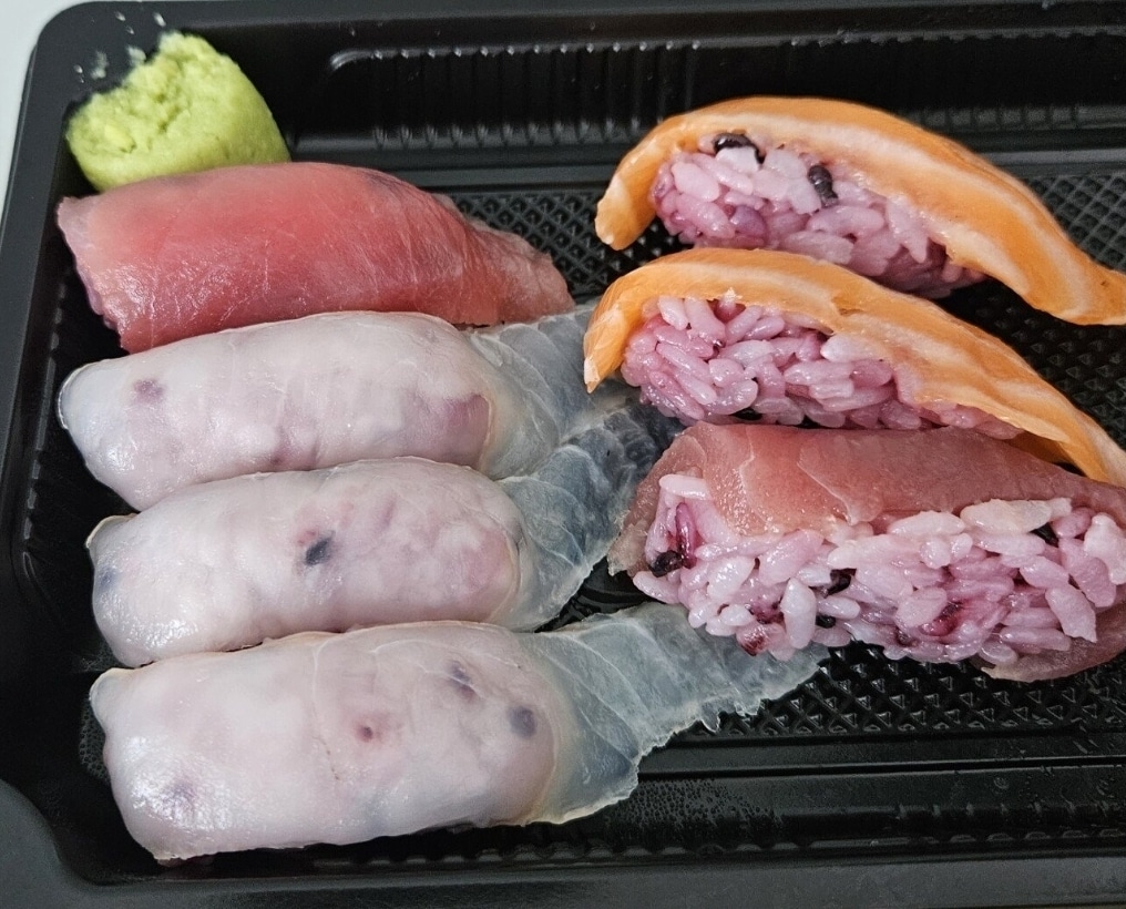 밥알 훤히 비치는 얇게 뜬 회+흑미밥 샤리…