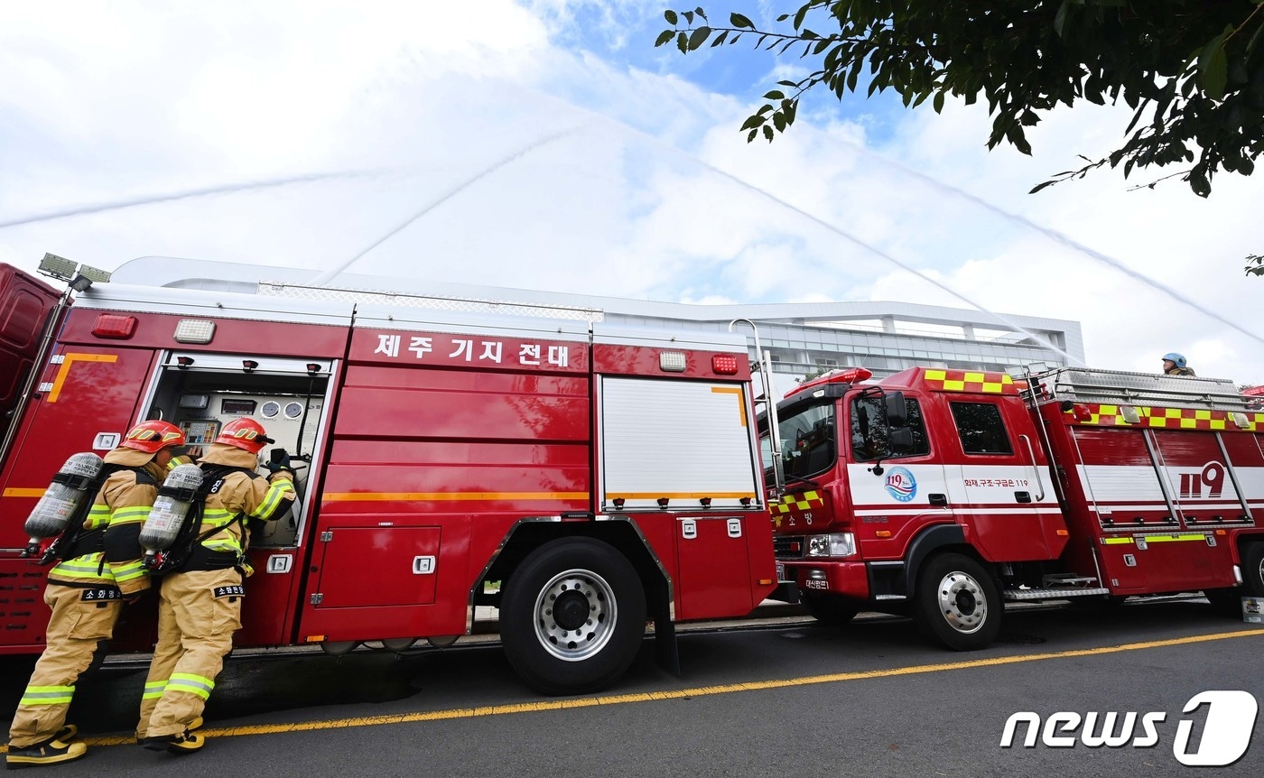 해군 7기동전단은 28일 제주 서귀포시 강정동 김영관센터에서 연합 군사연습 &#39;을지 자유의 방패&#39;&#40;UFS·을지프리덤실드&#41; 일환으로 군･관 합동 화재진압 훈련을 진행했다.&#40;해군 제공&#41;