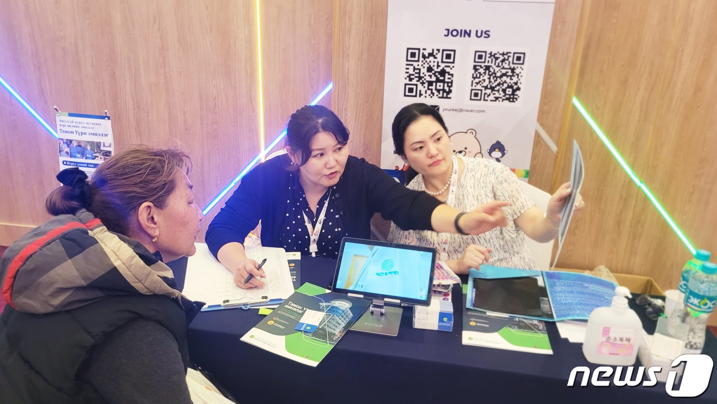  지난 26일 몽골 울란바토르에서 열린 '2023 몽골 한국 의료관광대전'에서 대전우리병원 관계자가 현지인에게 건강 상담을 진행하고 있다.(대전우리병원 제공)/뉴스1