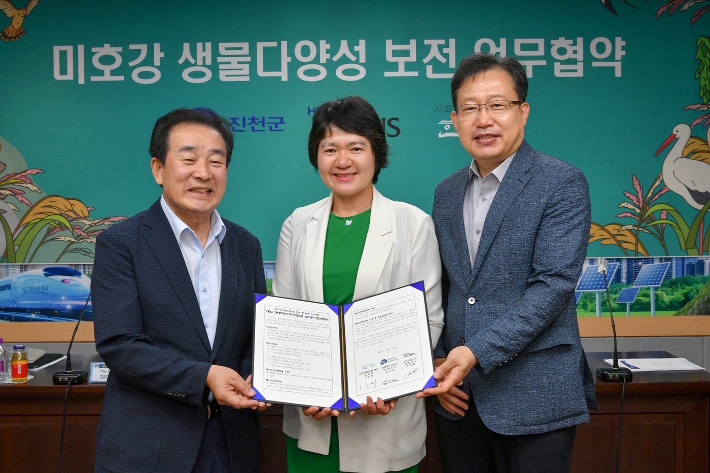 현대모비스는 충북 진천군, 사회적협동조합 한강과 함께 진천군청에서 생물다양성 복원 사업을 위한 업무협약(MOU)를 체결했다. 왼쪽부터 송기섭 진천군수, 조은미 한강조합 이사장, 이준형 현대모비스 진천공장장(현대모비스 제공). ⓒ 뉴스1