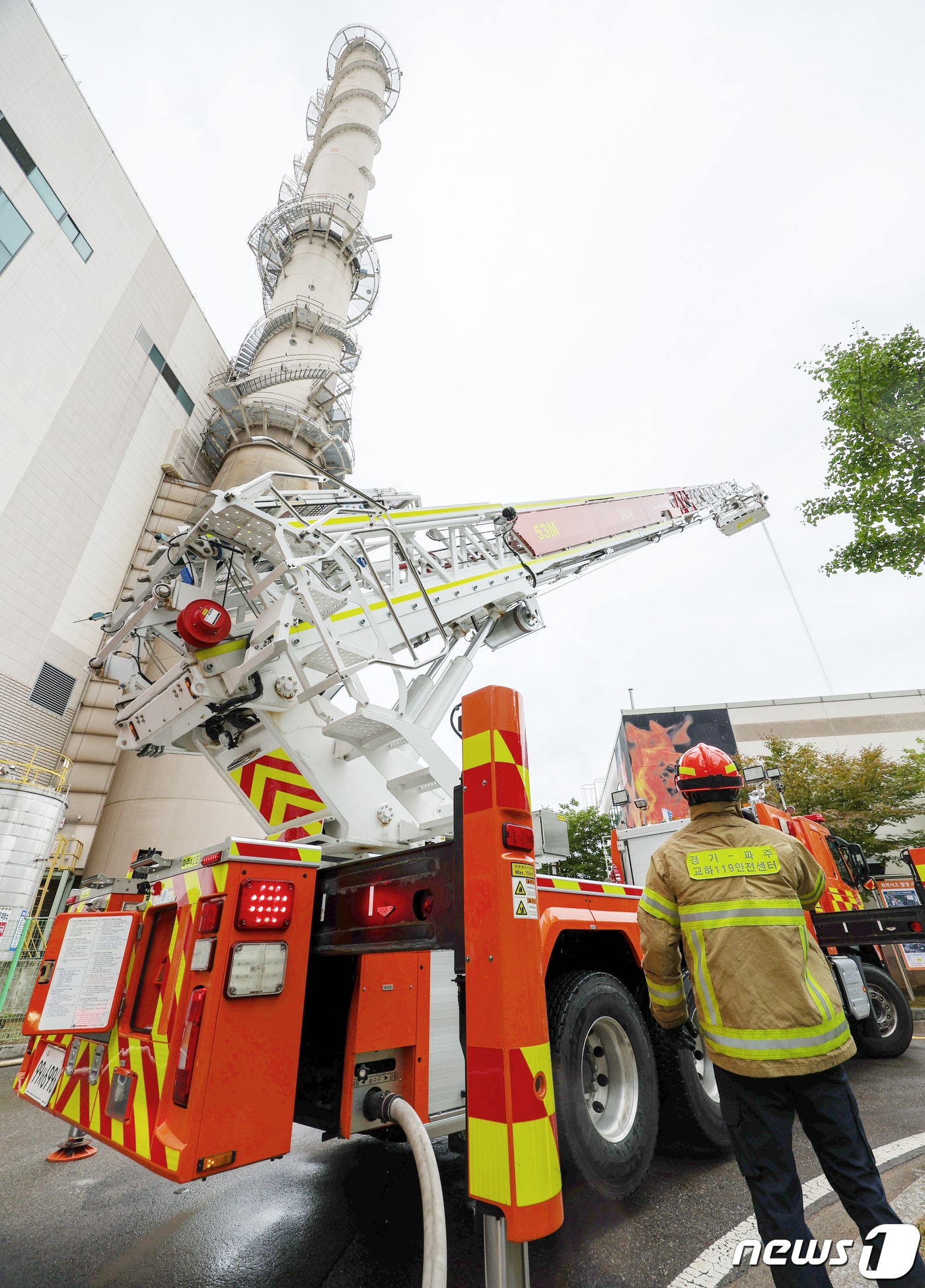 경기 파주시 한국지역난방공사 파주지사에서 실시된 '2023 재난대응 안전한국훈련'에서 소방대원들이 화재진압 시범을 보이고 있다. 2023.8.29/뉴스1 ⓒ News1 민경석 기자