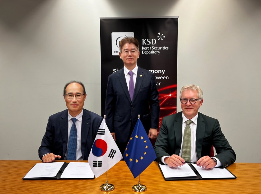 왼쪽부터 이순호 한국예탁결제원 사장, 유정현 주벨기에유럽연합대사관 주NATO대표부 대사, Peter Sneyers 유로클리어 CEO