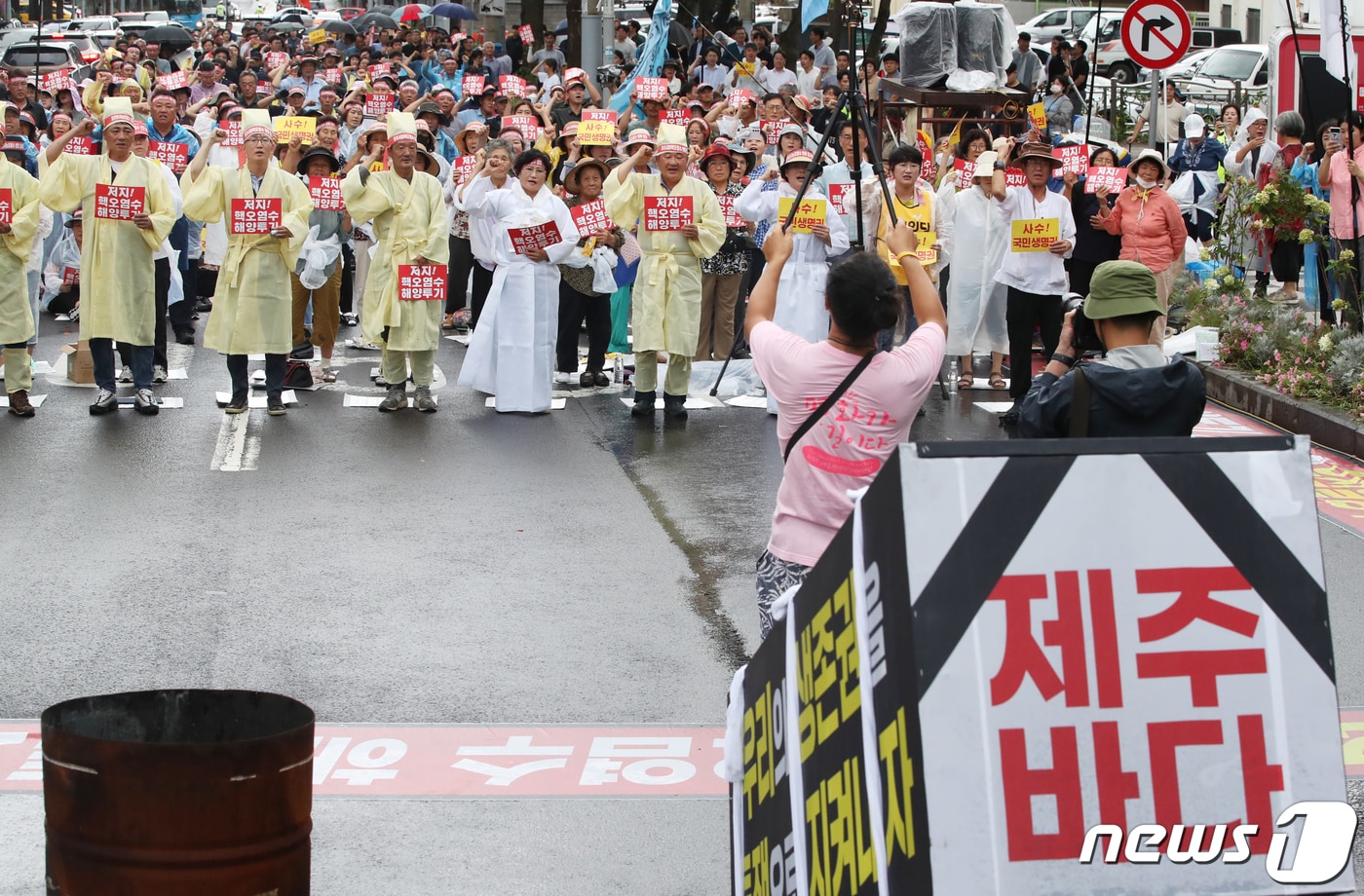 일본 핵오염수 해양투기 및 CPTPP 저지 제주범도민운동본부가 지난해 8월29일 오후 제주시 노형오거리에서 일본 핵오염수 해양투기 규탄 3차 제주범도민대회를 열고 있다. 2023.8.29/뉴스1 ⓒ News1 오현지 기자