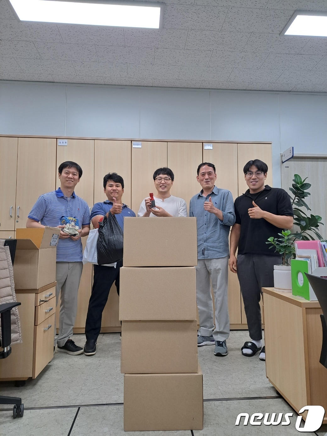 원주시청 공무원노동조합, 창립 2주년 조합원 기념 선물세트 전달.(원공노 제공)
