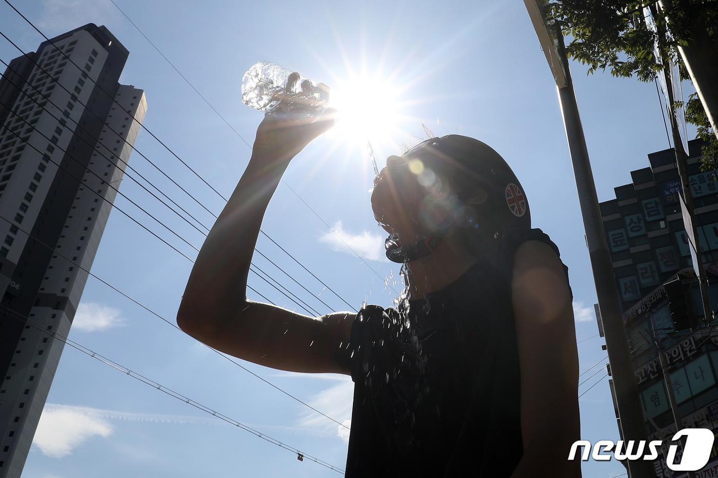 연일 불볕더위가 기승을 부린 3일 오후 대구 수성구 달구벌대로에서 자전거를 타던 시민이 뙤약볕 아래서 물을 마시고 있다. 2023.8.3/뉴스1 ⓒ News1 공정식 기자