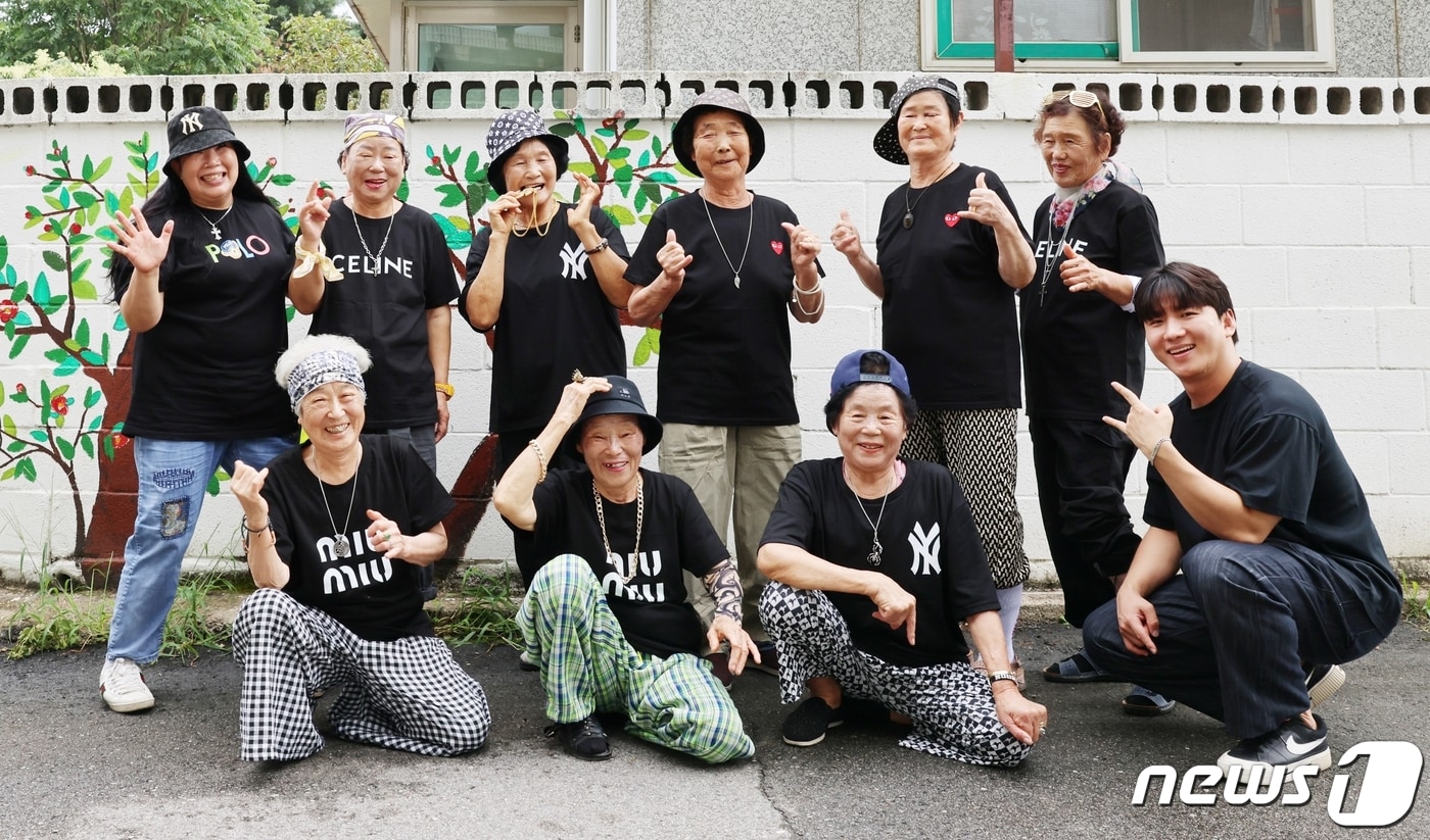 래퍼그룹에 도전한 경북 칠곡 시쓰는 할매들이 31일 기념사진을 찍고 있다.(칠곡군 제공) 2023.8.31/뉴스1
