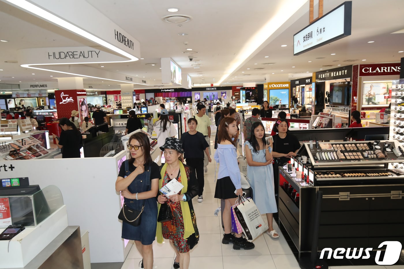 31일 오후 제주시 연동 신라면세점 제주점에서 중국 국적의 크루즈 '블루드림스타호(Blue Dream Star·2만4782t)를 타고 온 관광객들이 쇼핑하고 있다.(제주도사진기자회)2023.8.31/뉴스1 ⓒ News1 오현지 기자