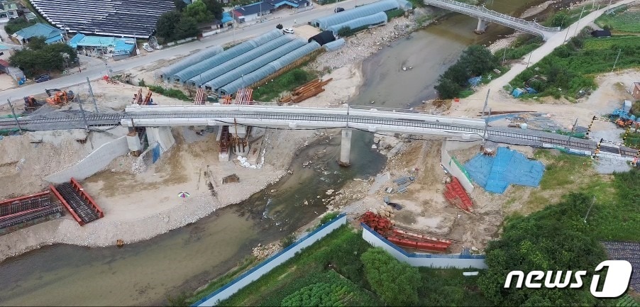 유도상화 공사가 완료된 영동선 옥천1교(국가철도공단 제공)/뉴스1