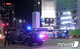 서울시 신림역, 성남시 서현역 등에서 흉기난동 사건이 연이어 발생하자 경찰 당국이 특별치안 활동을 선포한 지난 4일 오후 서울시 강남구 지하철 강남역 인근에 경찰특공대와 전술장갑차가 배치돼 있다./뉴스1 DB
