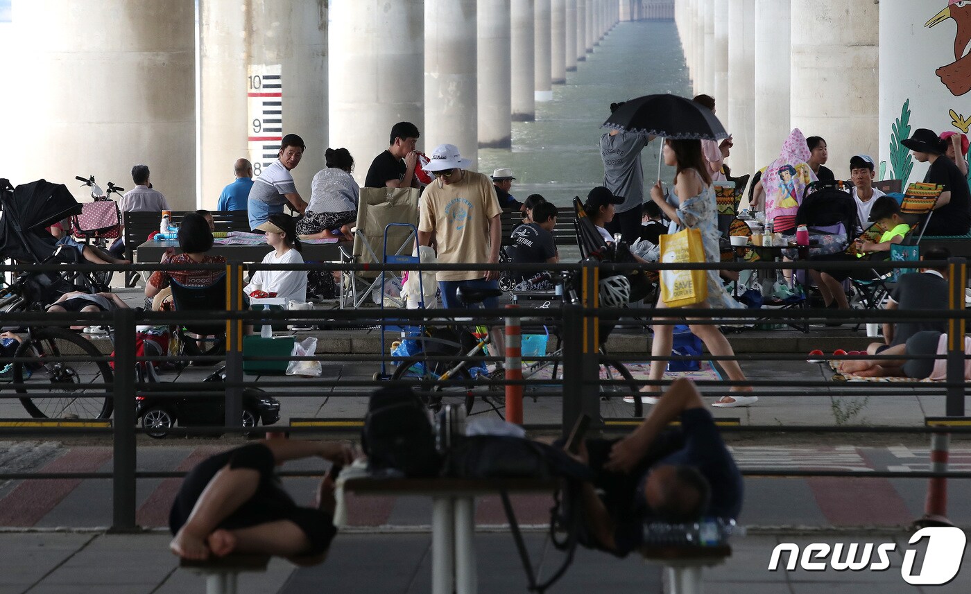 화요일인 11일 충북과 세종은 낮 최고기온이 32도까지 오르는 등 무더위를 보이겠다.(사진은 기사와 무관함)/뉴스1