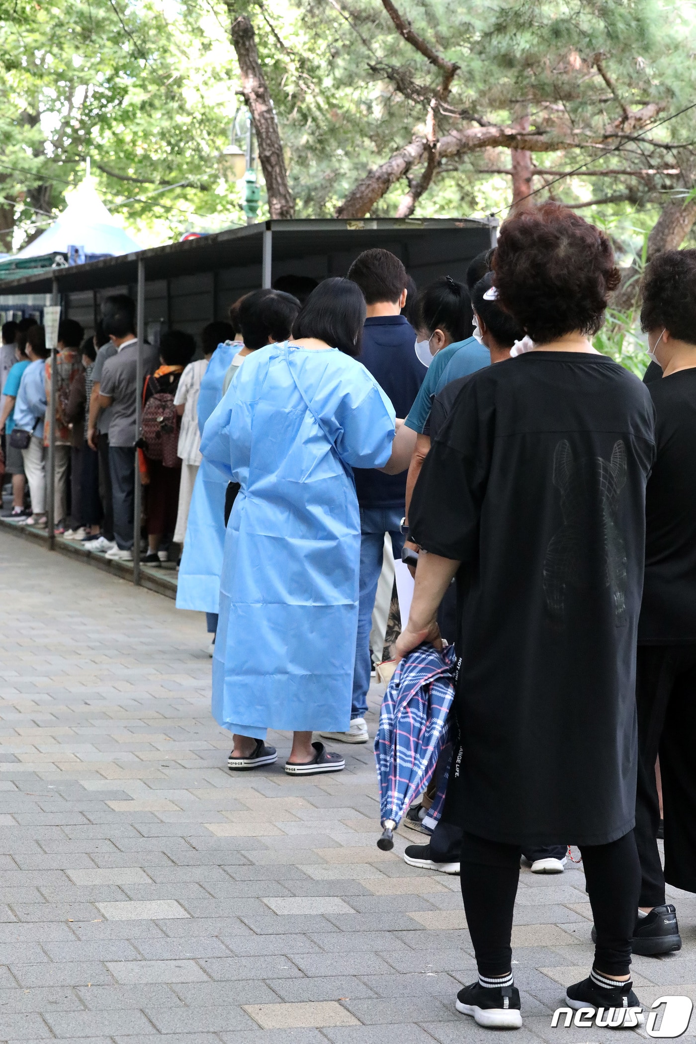 7월 말~8월 초 집중된 여름휴가 기간이 끝나고 새로 한주가 시작된 지난 7일 오전 대구 달서구보건소에 마련된 코로나19 선별진료소에 많은 시민들이 줄지어 PCR검사를 기다리고 있다. 2023.8.7/뉴스1 ⓒ News1 공정식 기자