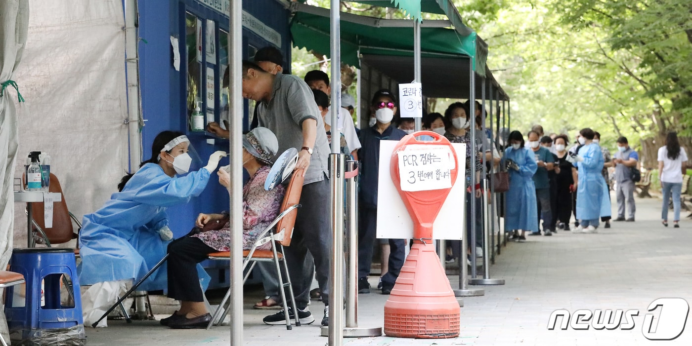 7월 말~8월 초에 집중된 여름휴가 기간이 끝나고 새로운 한주가 시작된 7일 오전 대구 달서구보건소에 마련된 코로나19 선별진료소에 많은 시민들이 줄지어 PCR검사를 기다리고 있다. 2023.8.7/뉴스1 ⓒ News1 공정식 기자