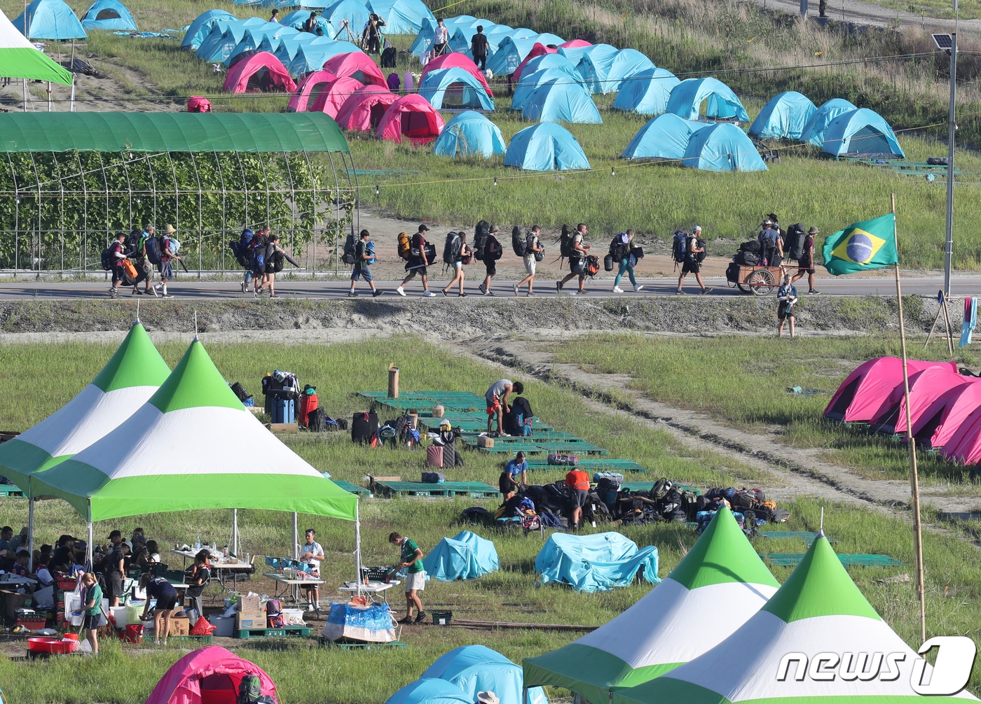 새만금 세계스카우트잼버리에 참가한 각국 대원들이 8일 오전 전북 부안군 잼버리 대회장에서 조기 철수하고 있다. 기록적인 폭염에 이어 태풍 '카눈'이 한반도에 상륙할 것으로 전망되자 세계스카우트연맹은 이날 버스 1000여대를 동원해 156개국 3만6000여명을 수도권으로 철수시킨다. 2023.8.8/뉴스1 ⓒ News1 신웅수 기자