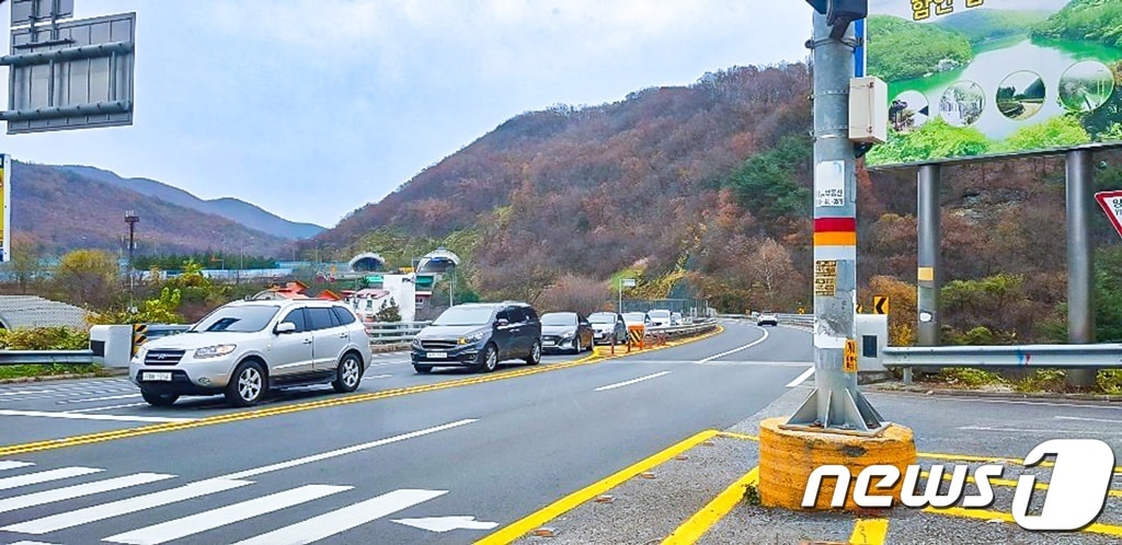 입곡군립공원 진입로 모습.(함안군 제공)