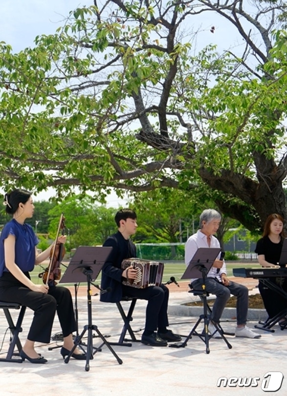 가수 최백호가 뮤지션들과 공연을 하고 있다(부산시청 제공)