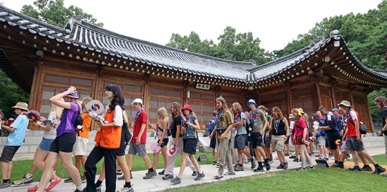 '2023 새만금 세계스카우트잼버리 대회'에 참가한 덴마크와 노르웨이 스카우트 대원들이 9일 청와대 상춘재를 관람하고 있다. (문화체육관광부 제공) 2023.8.9/뉴스1