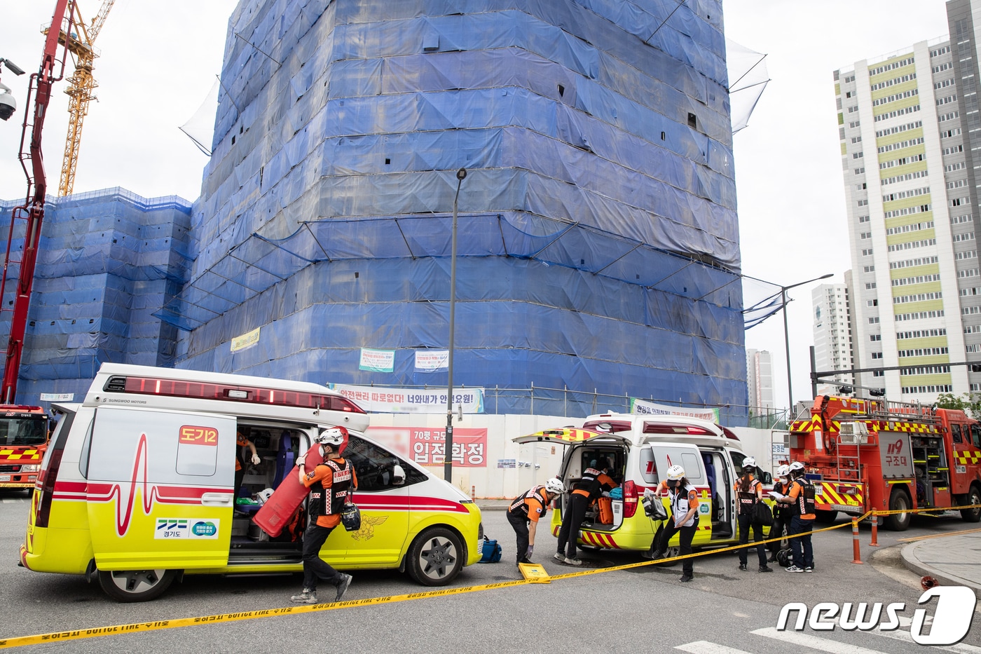 9일 오전 11시47분쯤 경기 안성시 옥산동의 한 신축상가 복합건축물 공사 현장에서 바닥이 붕괴되면서 2명이 매몰됐다. 매몰된 2명 모두 심정지 상태로 발견됐으며, 5명의 부상자가 발생했다.2023.8.9/뉴스1 ⓒ News1 이재명 기자