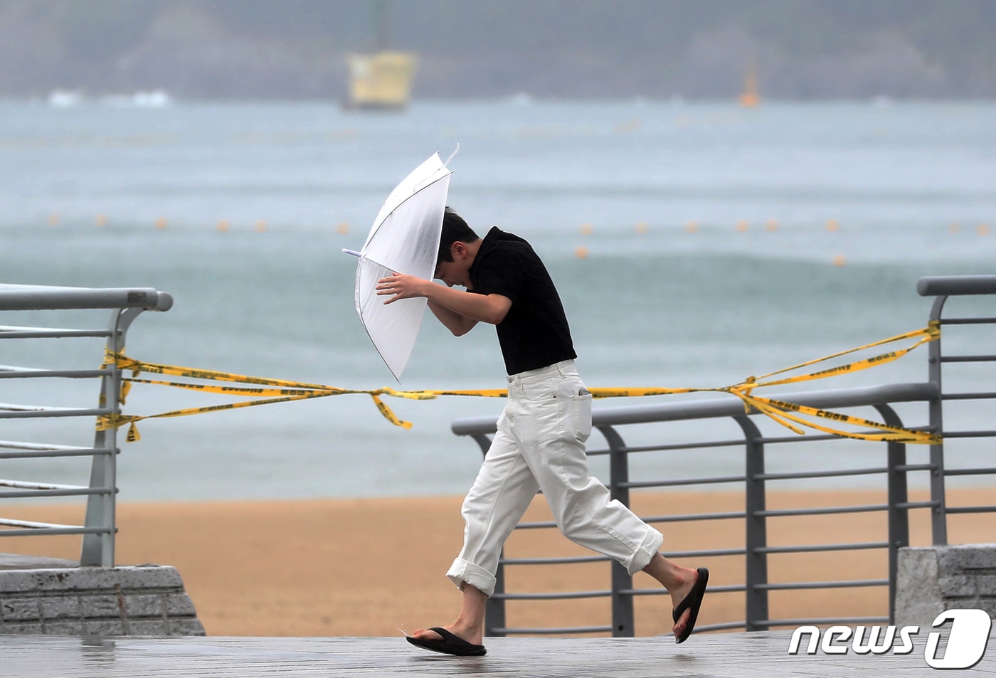 부산 해운대구 엘시티 인근에서 강한 비바람에 한 시민이 우산을 부여 잡고 걷는 모습. 뉴스1 ⓒ News1 윤일지 기자