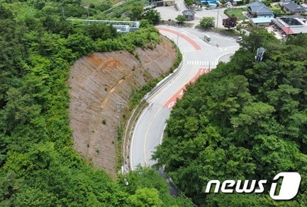 전북 장수군은 동촌리 일대 밀목재가 산림청에서 추진하는 백두대간 생태축 복원사업 대상으로 확정됐다고 1일 밝혔다.밀목재 전경(장수군 제공)2023.9.1/뉴스1