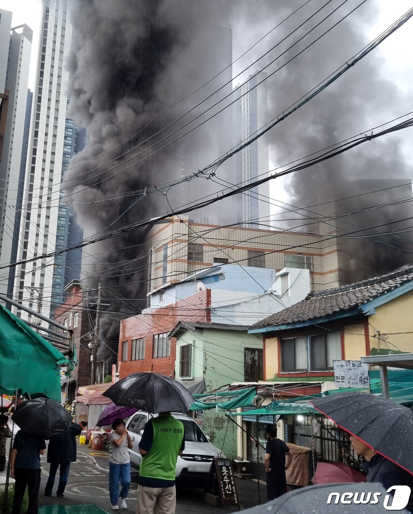 1일 오후 화재로 인한 원인을 알 수 없는 폭발사고가 발생한 부산 동구 한 목욕탕에 검은 연기가 솟구치고 있다. (독자 제공) 2023.9.1/뉴스1 ⓒ News1 윤일지 기자