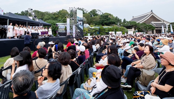 9월10일 서울 청와대 헬기장에서 열린 블루하우스 콘서트를 찾은 시민들이 공연을 즐기고 있다.  (국립심포니오케스트라 제공)2023.09.10/뉴스1