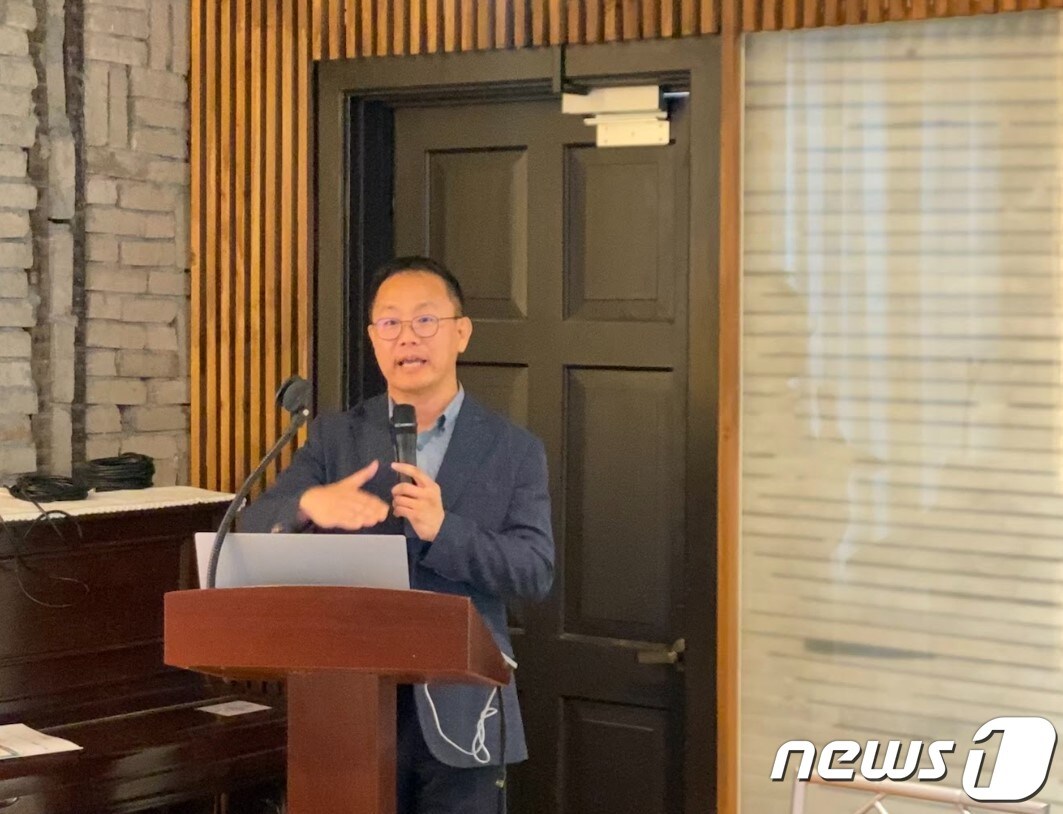11일 서울 정동 1928 아트센터에서 열린 '창작자가 바라보는 웹툰 플랫폼의 역할과 가치' 세미나에서 곽규태 순천향대학교 경영학과 교수가 주제발표를 하고 있다. (디지털경제포럼 제공)