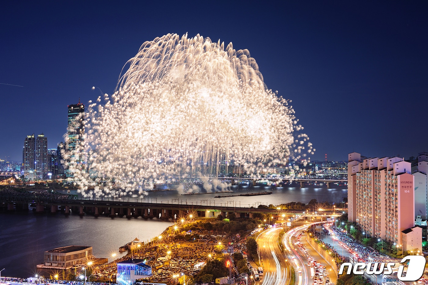 ㈜한화가 지난해 서울세계불꽃축제에서 선보인 불꽃.(㈜한화 제공)