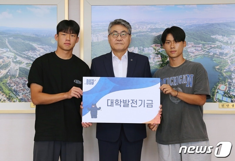 12일 안순철 단국대 총장(가운데)이 단국대 축구부 박승호군(왼쪽)과 박준배군으로부터 발전기금을 전달받은 뒤 기념촬영하고 있다.(단국대 제공)