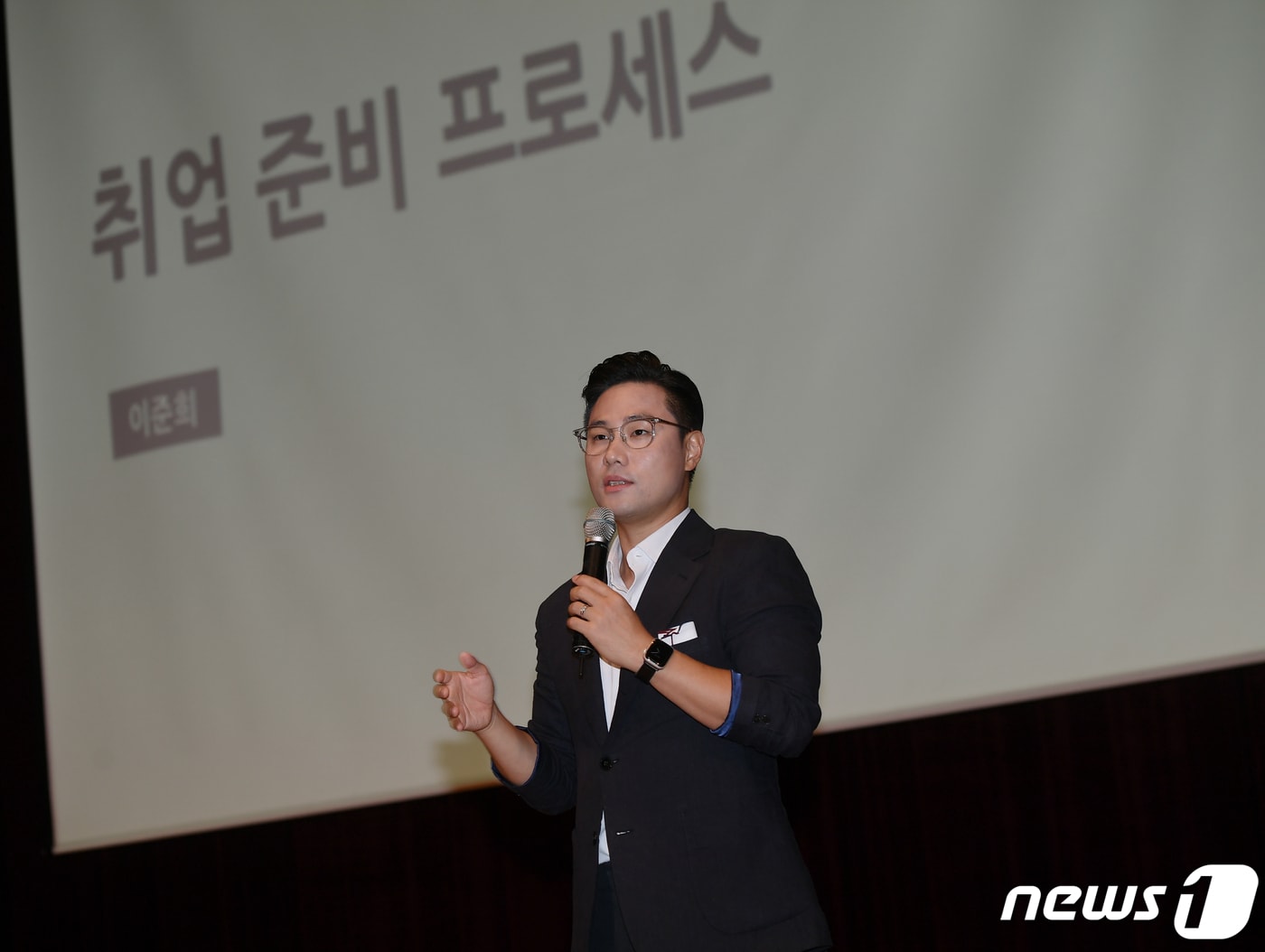 12일 유튜버 '면접왕 이형' 이준희 대표가 건국대 새천년관 대공연장에서 '면접 특강'을 하고 있다.(건국대 제공)