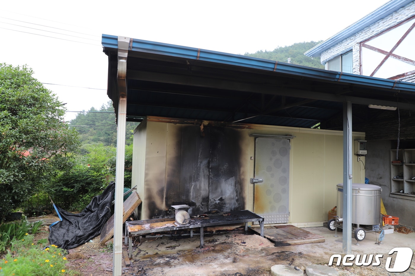 13일 경남 고성군 영현면 한 저온창고 벽면이 그을려 있다.&#40;고성소방서 제&#41;