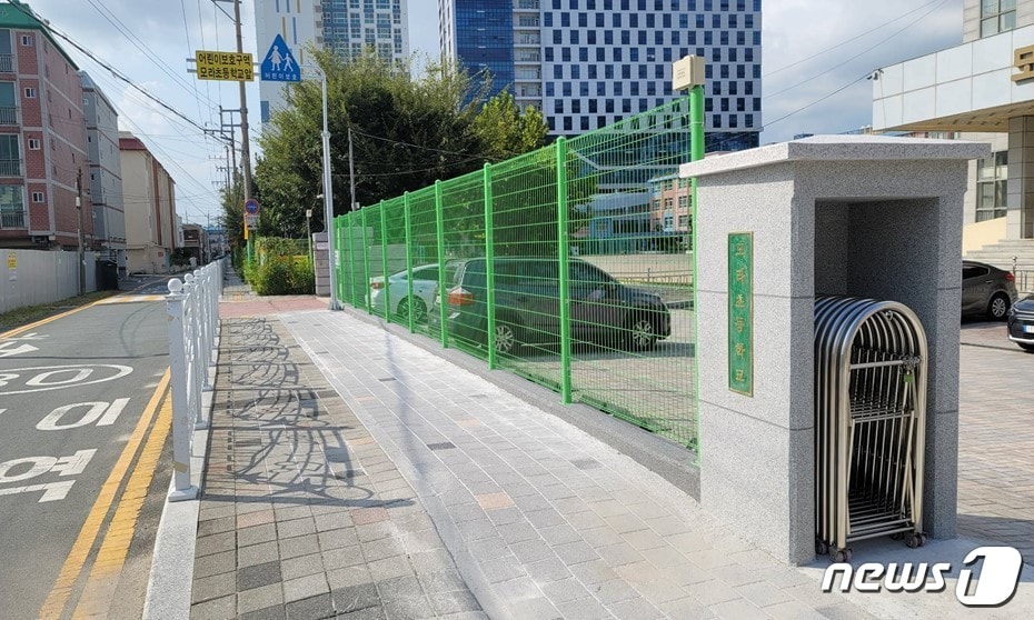 통학로 확장 공사가 완료된 모라초  전경(부산시교육청 제공) 