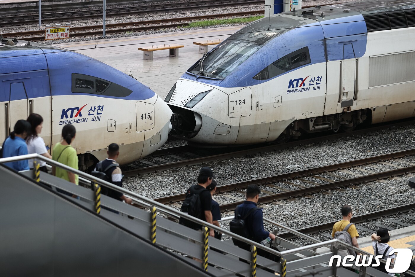 Ktx Train Exploding 부산 향하던 KTX, 고장나 대전역으로 후진…승객 지연 불편 - 뉴스1