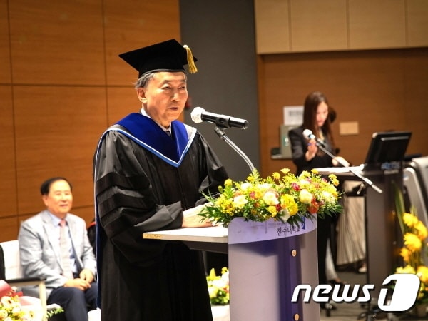하토야마 유키오 전 일본총리(76)가 13일 전주대학교에서 명예 행정학 박사 학위를 받았다.(2023.9.13전주대 제공)/뉴스1