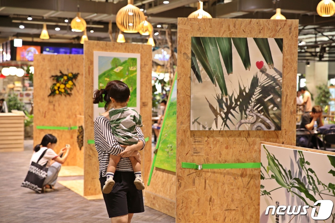 롯데마트는 양평점 1층 어반포레스트 메인홀에서 '청년 예술 작가 전시회'를 열어 30일까지 운영한다.(롯데마트제공)
