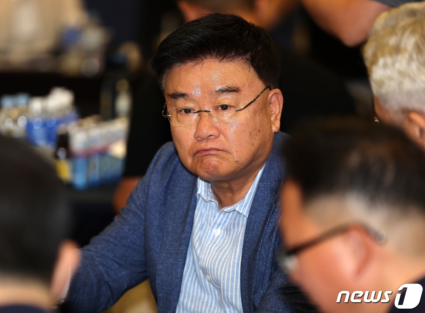 김태룡 두산 베어스 단장이 14일 오후 서울 중구 웨스틴조선호텔 그랜드볼룸에서 열린 ‘2024 KBO 신인 드래프트’에 참석해 구단 관계자들과 대화를 나누고 있다. 2023.9.14/뉴스1 ⓒ News1 김진환 기자