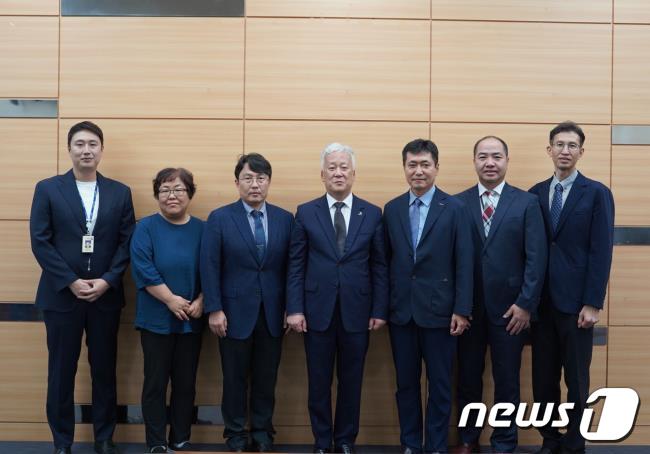 한국지질자원연구원 이평구 원장(왼쪽 다섯번째)이 창립 75주년(기원 105년) 기념 포상식에서 수상자들과 기념촬영을 하고 있다.(KIGAM 제공)/뉴스1