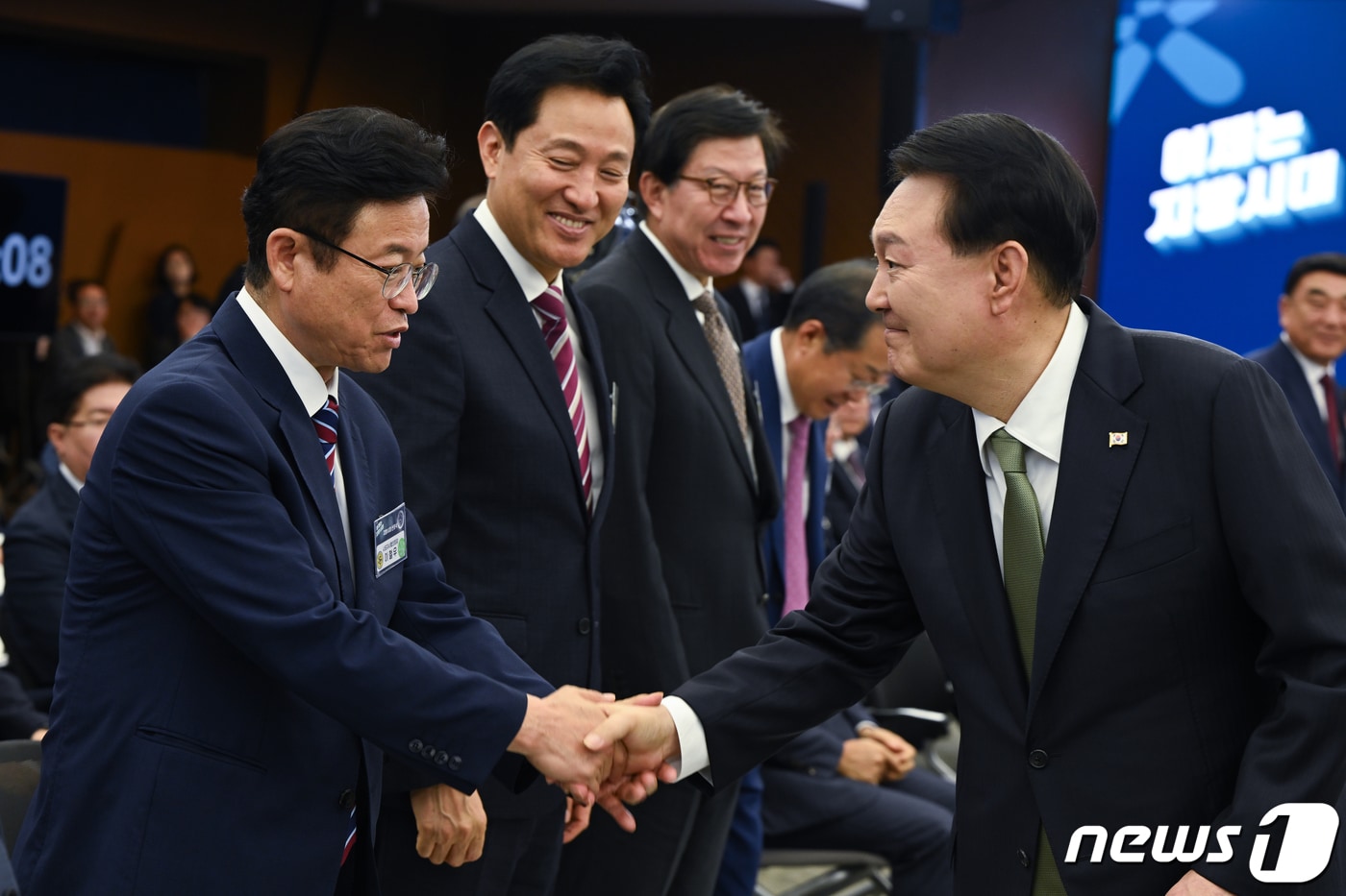 윤석열 대통령이 14일 부산 남구 부산국제금융센터에서 열린 지방시대 선포식에서 이철우 경북도지사와 악수하고 있다. (대통령실 제공) 2023.9.14/뉴스1 ⓒ News1 오대일 기자