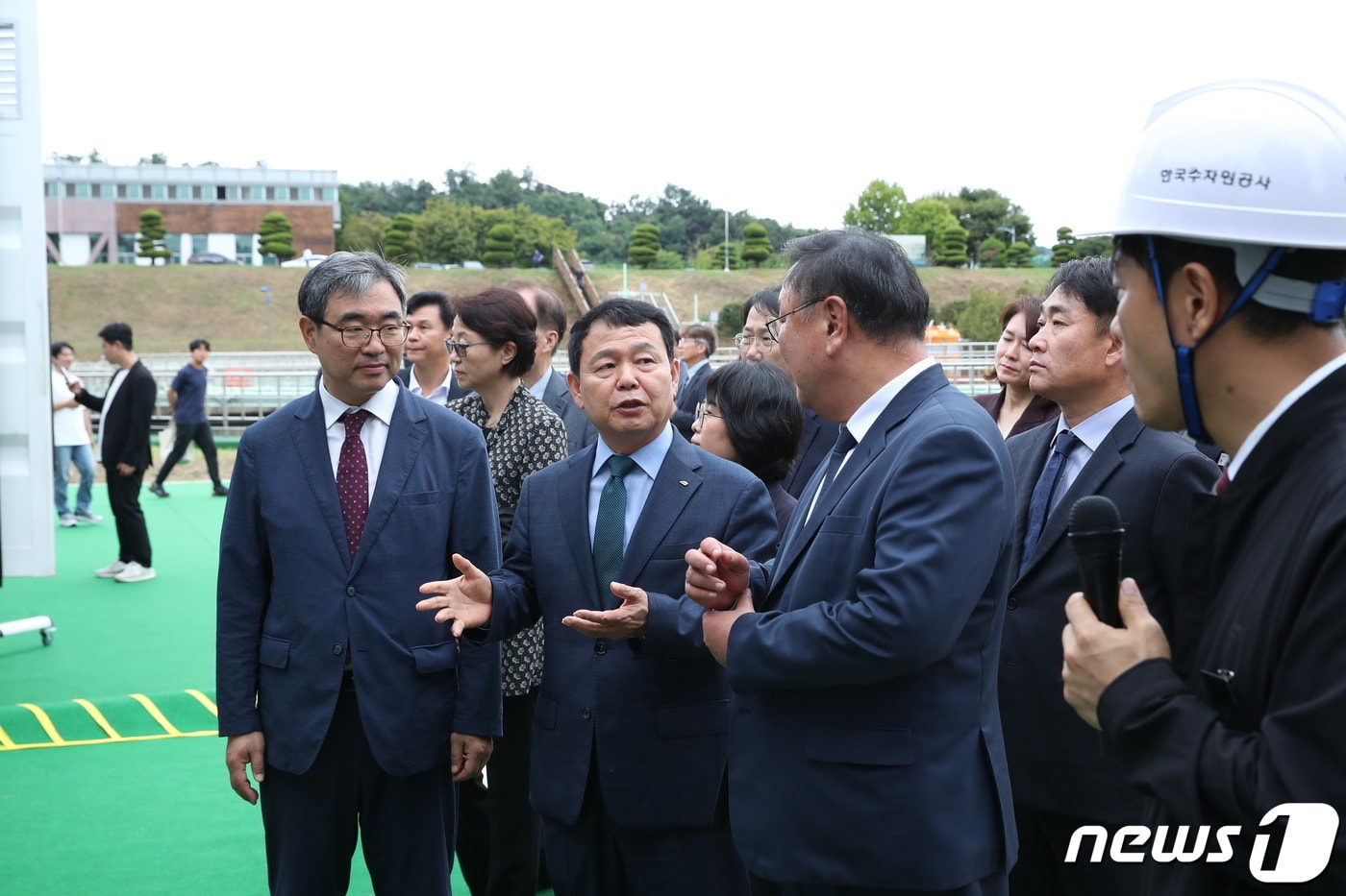 윤석대 한국수자원공사 사장(앞줄 왼쪽 두 번째)이 수전해 기반 그린수소 생산시설에 대해 설명을 하고 있다.