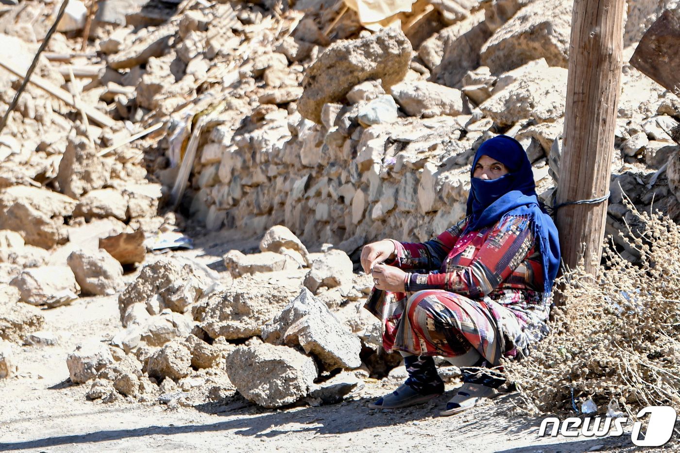 14일 (현지시간) 규모 6.8의 강진이 발생한 모로코의 아미즈미즈에서 주민이 건물이 무너져 돌 무더기로 변한 변한 현장에 앉아 있다. 2023.9.15 ⓒ AFP=뉴스1 ⓒ News1 우동명 기자