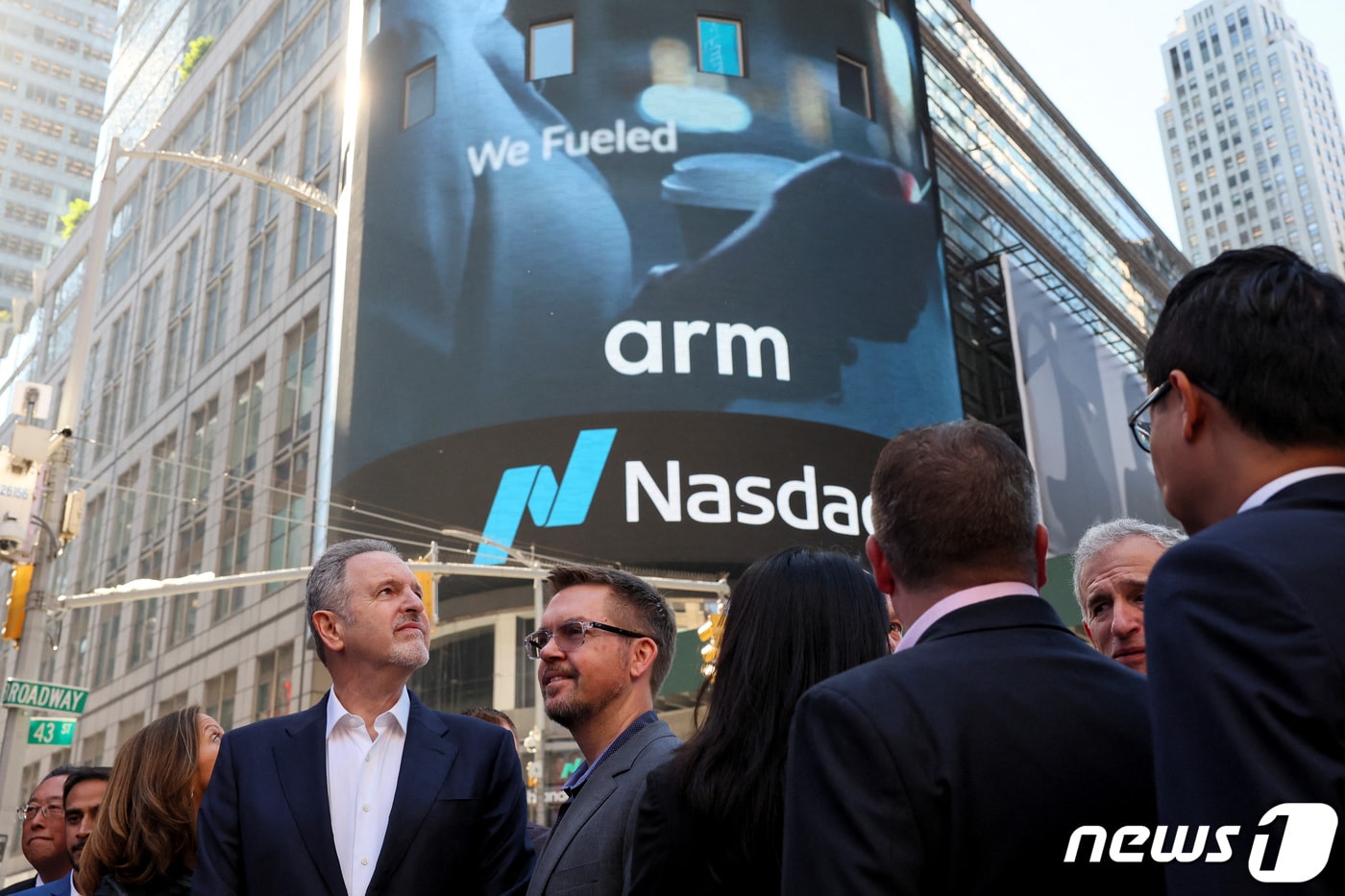 ARM 상장 이후 200% 폭등, 올들어 손정의 재산 5조 늘어 - 뉴스1