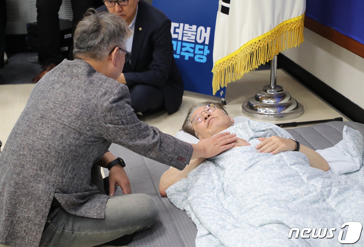 조응천 더불어민주당 의원이 15일 오전 서울 여의도 국회에서 단식 16일 째인 이재명 더불어민주당 대표와 대화를 나누고 있다. 비명계인 조 의원은 이 대표와 사법연수원 18기 동기다. (공동취재) 2023.9.15/뉴스1 ⓒ News1 임세영 기자