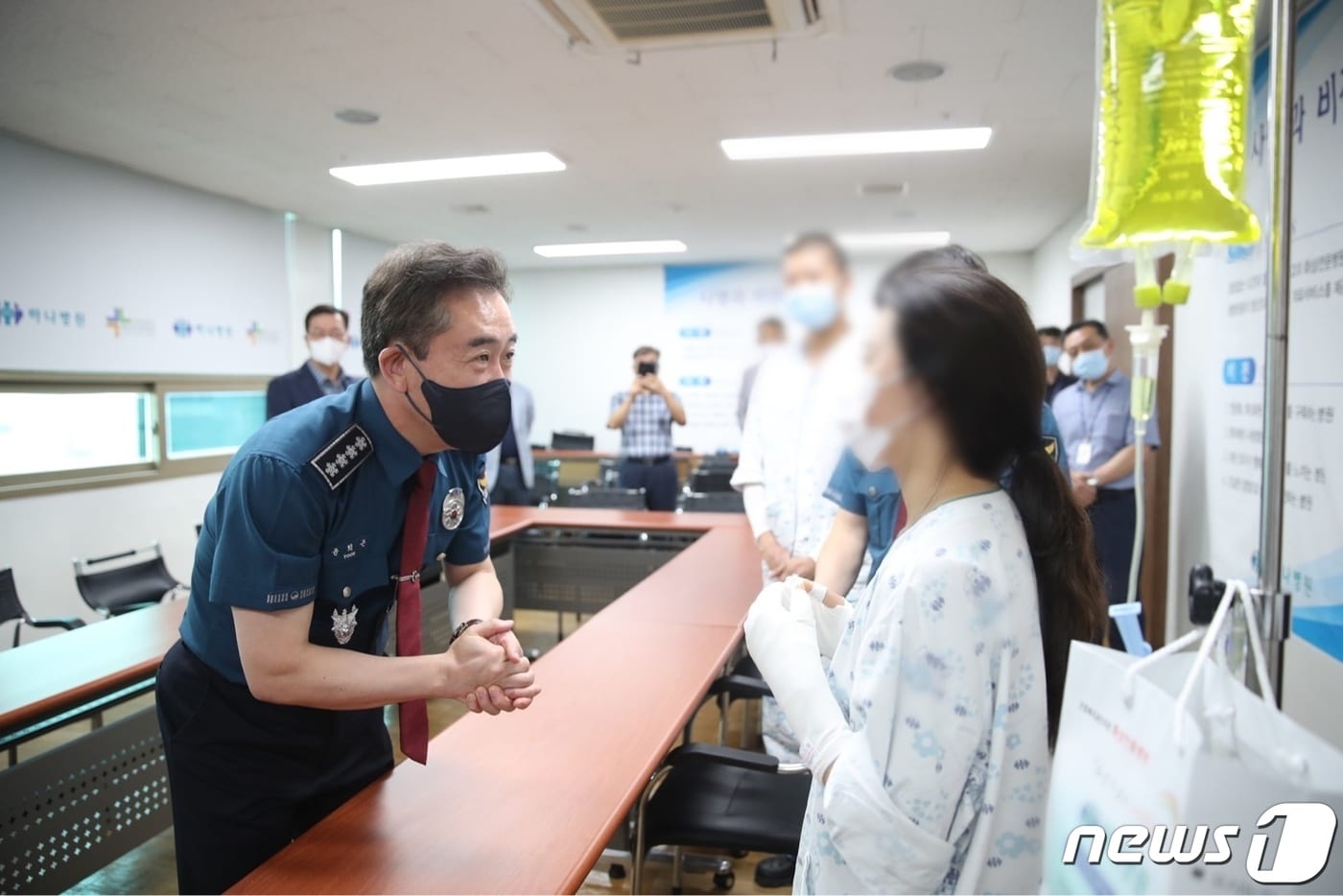 윤희근 경찰청장이 15일 오전 부산 사하구 하나병원에서 부상 경찰관들을 위로하고 있다.&#40;부산경찰청 제공&#41; 