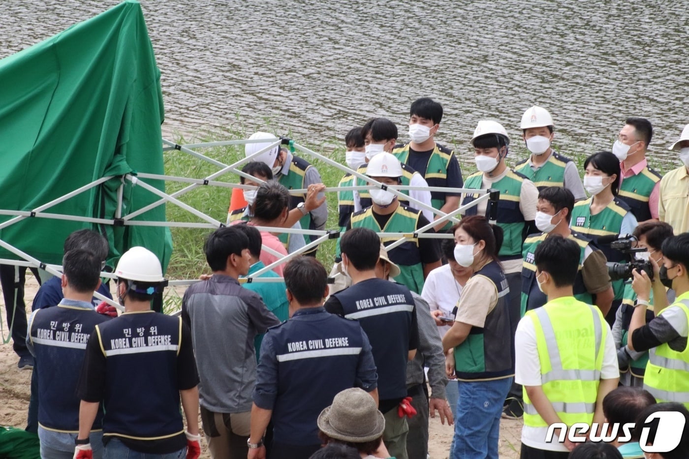  지난 14일 공주 고마나루 모래사장에서 공주시 소속 공무원들이 공주보 담수 조치에 반발해 농성에 들어간 환경단체에 대해 천막 철거를 위한 행정집행을 실시하고 있다. &#40;대전충남녹색연합 제공&#41;  / 뉴스1