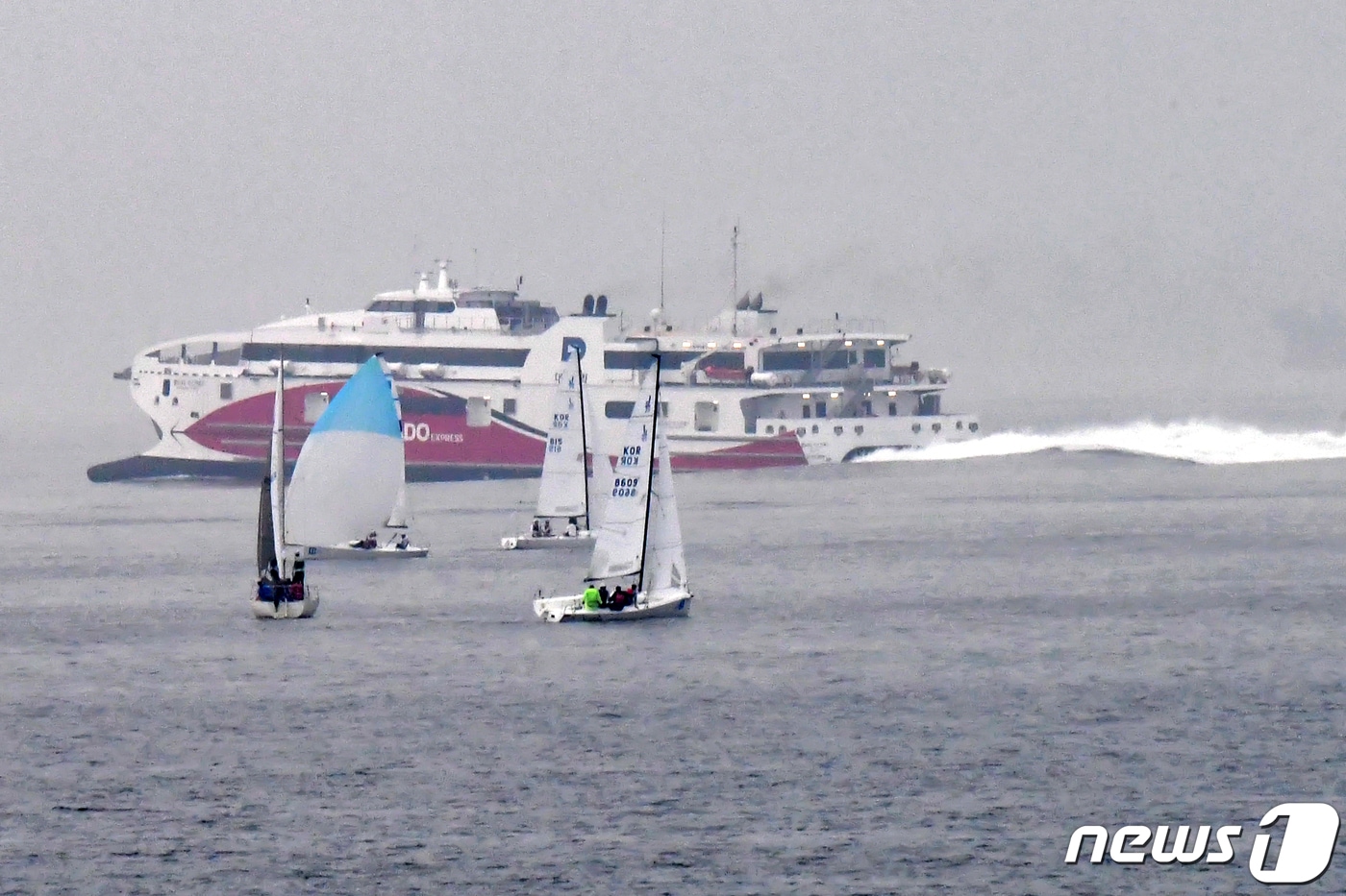 지난해 경북 포항여객선 터미널을 출발한 포항~울릉 정기여객선 대저페리의 '엘도라도 익스프레스호'.(뉴스1 자료, 재판매 및 DB금지) 2026.4.6/ 최창호 기자