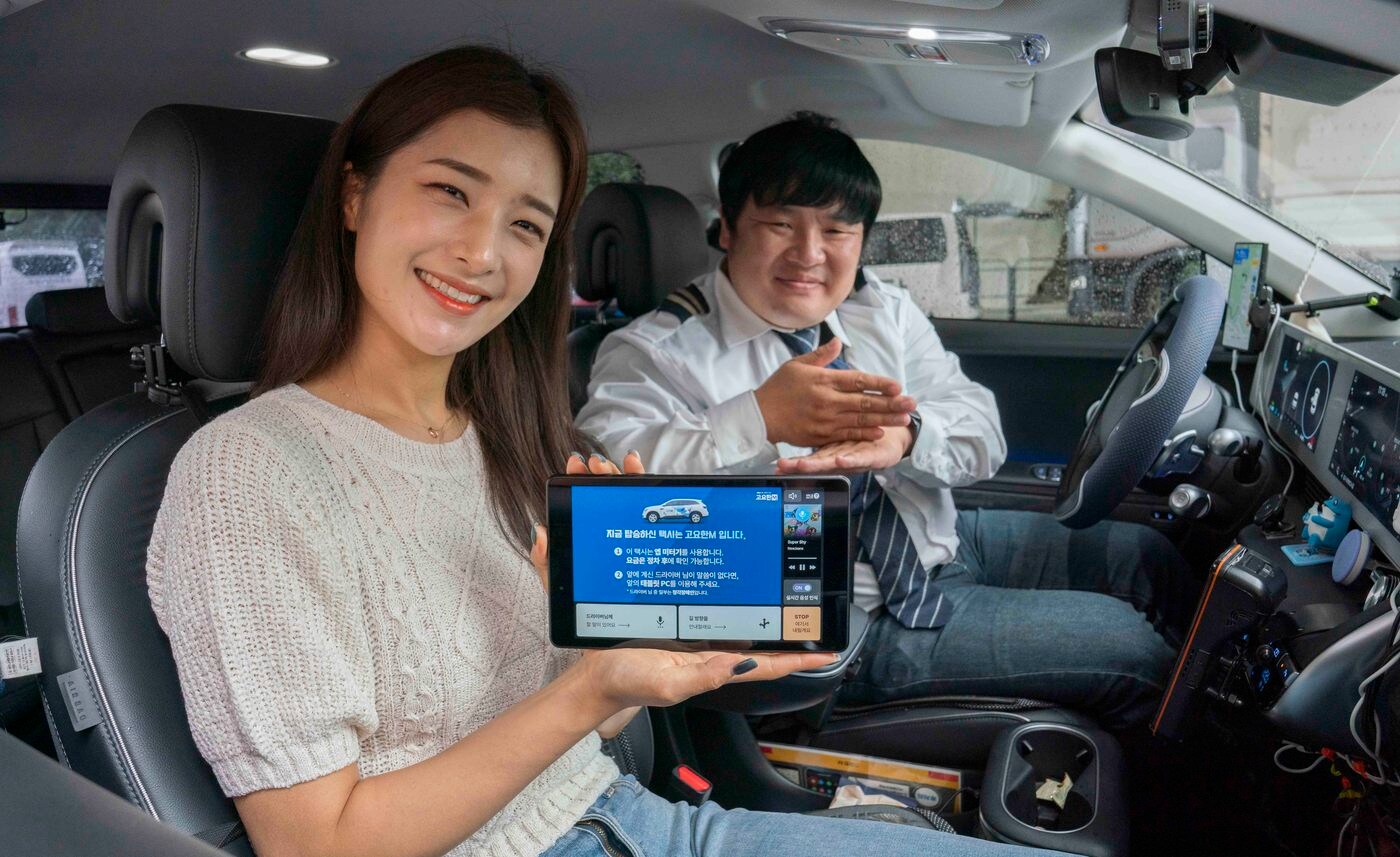 SK텔레콤은 고요한M에 자사 음성인식 인공지능 AI를 적용하고 이용자가 이동 정보나 듣고 싶은 음악 등을 손쉽게 즐길 수 있도록 사용자 인터페이스(UI)를 업그레이드했다고 17일 밝혔다.(SKT 제공)