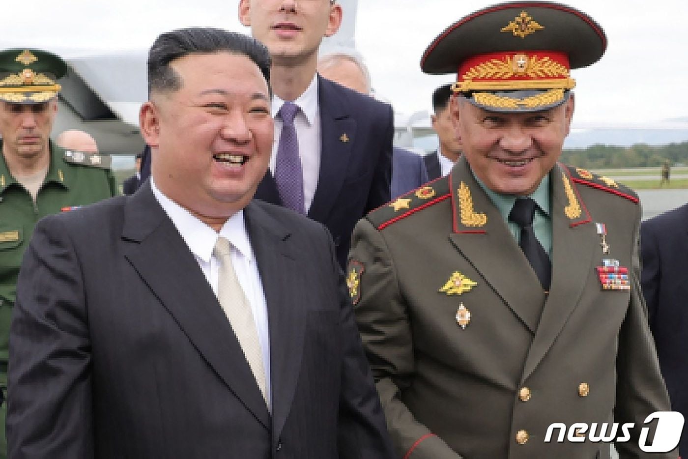 김정은 북한 국무위원장이 16일(현지시각) 러시아 연해주 블라디보스토크에 있는 크네비치 군 비행장을 세르게이 쇼이구 국방장관과 방문을 하고 있다. 2023.9.17 ⓒ AFP=뉴스1 ⓒ News1 우동명 기자